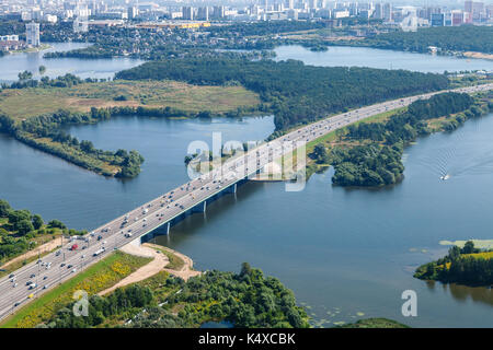 Aus der Vogelperspektive Novorizhskoye Shosse der Russischen route M 9 Ostsee Autobahn über Moskwa in Pavshinsky Aue in der Nähe der Stadt Moskau Stockfoto