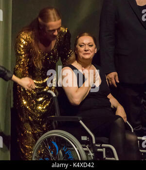 Verletzte Catherine Foster im Rollstuhl eine Curtain Call an Wagners Gotterdammerung, Bayreuth Opera Festival 2017, Bayern, Deutschland Stockfoto