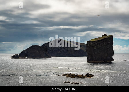 Blick ( Panorama ) von Mosteiros Stacks Felsen an der Küste in Mosteiros Strand, Sao Miguel Insel, Azoren, Portugal Stockfoto