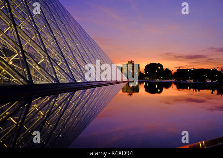Der Louvre in Paris bei Nacht, wie die Sonne Stockfoto