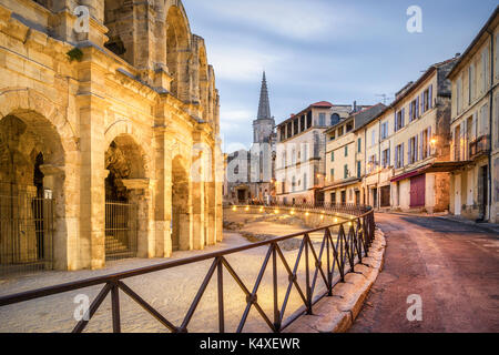 Arles Amphitheater und Oldt Stadt, Frankreich Stockfoto