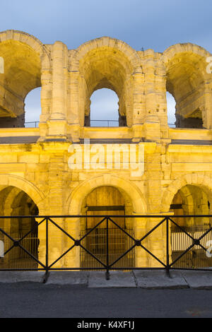 Arles Amphitheater und Oldt Stadt, Frankreich Stockfoto