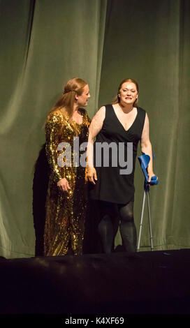 Verletzte Catherine Foster auf Krücken ein Curtain Call an Wagners Gotterdammerung, Bayreuth Opera Festival 2017, Bayern, Deutschland Stockfoto