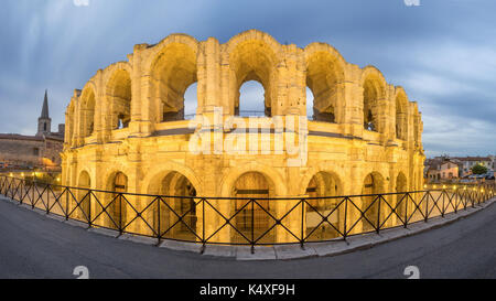 Arles Amphitheater und Oldt Stadt, Frankreich Stockfoto