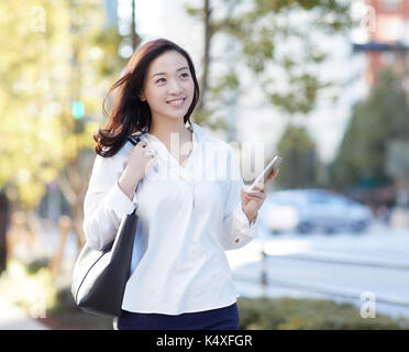 Japanische Frau wandern im City Park in Tokio Stockfoto