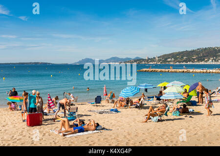 Juan-les-Pins, Frankreich - 1. September 2017: belebten Strand in Juan-les-Pins, Cote d'Azur, Frankreich. Die Stadt ist berühmt für ihre annal Jazz Festival Stockfoto