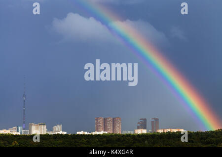 Regenbogen in dunklen blauen Himmel über der Stadt Moskau mit Fernsehturm und Timiryazevskiy städtischen Park Stockfoto