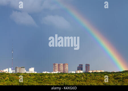 Regenbogen in den regnerischen Himmel über der Stadt Moskau mit Fernsehturm und Timiryazevskiy städtischen Park Stockfoto