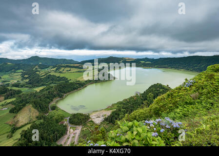 Panoramablick auf Lagoa das Furnas, Kirche, São Miguel, Portugal Stockfoto