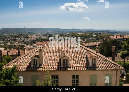 Provenzalische Haus mit Blick auf das Tal in Grasse, Cote d'Azur, Frankreich Stockfoto