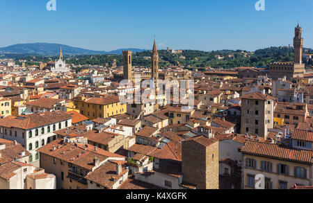 Provinz Florenz, Florenz, Toskana, Italien. Hohe Aussicht über die Stadt. Santa Croce Kirche ganz links und ganz rechts der Palazzo Vecchio. Das historische Zentrum Stockfoto