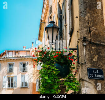 Traditionelle Lamp Post und Blumen in Grasse, Cote d'Azur, Frankreich Stockfoto