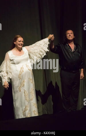 Catherine Foster als Brünnhilde und Stefan Vinke wie Siegfried einen Curtain Call, Siegfried, Bayreuth Opera Festival 2017, Bayern, Deutschland Stockfoto