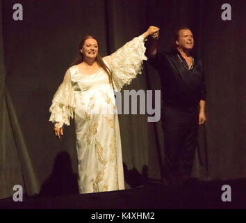 Catherine Foster als Brünnhilde und Stefan Vinke wie Siegfried einen Curtain Call, Siegfried, Bayreuth Opera Festival 2017, Bayern, Deutschland Stockfoto