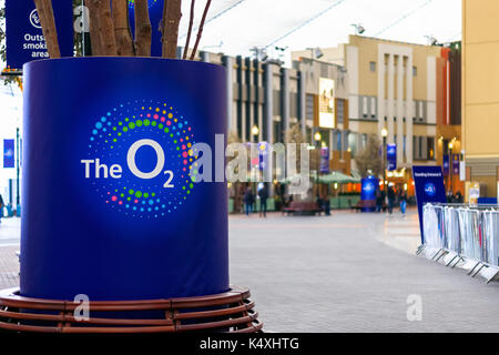 London, Großbritannien - 15 August, 2017 - Innenraum der O2-Arena mit ihrem Logo in den Vordergrund und Geschäfte im Hintergrund Stockfoto