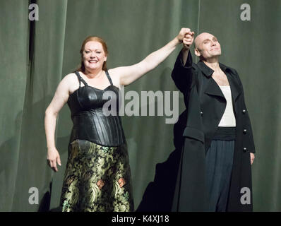 Catherine Foster als Brünnhilde und John lundgren als Wotan einen Curtain Call, Sterben Walkure, Bayreuth Opera Festival 2017, Bayern, Deutschland Stockfoto