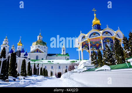 Pochaev Lavra. Blick von der Heiligen Pforte. Altar Sommer und Kuppeln der Mariä-Entschlafens-Kathedrale in Pochaev Lavra. Stockfoto