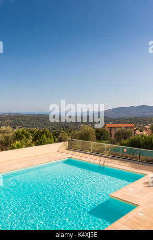 Pool mit Blick auf die Cote d'Azur, Frankreich. Das Mediterrane meer kann im Hintergrund gesehen werden. Stockfoto