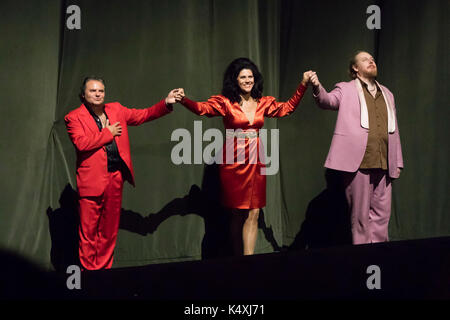 Iain Paterson Tanja Ariane Baumgartner und Roberto Saccà, Curtain Call an Wagners Rheingold, Bayreuth Opera Festival 2017, Bayern, Stockfoto