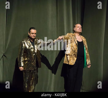 Andreas Conrad (links) Als Mime und Albert Dohmen, Alberich, Curtain Call an Wagners Rheingold, Bayreuth Opera Festival 2017, Bayern, Deutschland Stockfoto