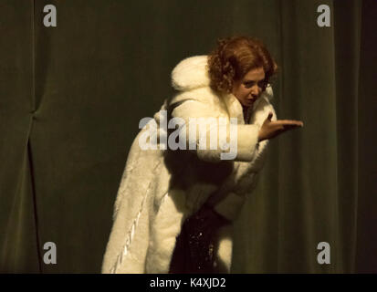 Nadine Weissmann als Erda Nehmen einer Curtain Call an Wagners Rheingold, Bayreuth Opera Festival 2017, Bayern, Deutschland Stockfoto