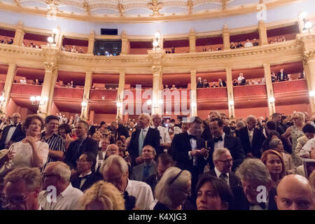 Publikum und das Innere des Festspielhaus Oper, Bayreuth Opera Festival 2017, Bayern, Deutschland Stockfoto