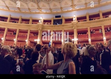 Publikum und das Innere des Festspielhaus Oper, Bayreuth Opera Festival 2017, Bayern, Deutschland Stockfoto