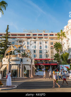 Luxuriöse Geschäfte, einschließlich Rolex, in der Croisette von Cannes, Cote d'Azur, Frankreich Stockfoto