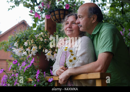 Fröhliche älteres Paar genießen das Leben im Landhaus Stockfoto