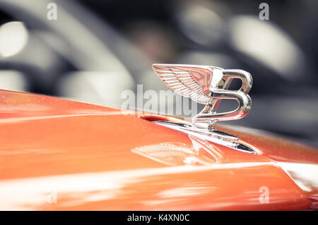 WROCLAW, Polen - 19. AUGUST 2017: Kühlerfigur auf einem Vintage Bentley Auto. Bentley Motors Limited ist eine britische Hersteller und Vermarkter von Luxus Stockfoto