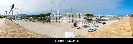 Antibes, Frankreich - Juli 01, 2016: weitwinkelansicht Port Vauban und Skyline in Antibes, Frankreich. Port Vauban ist die größte Marina im Mittelmeer Stockfoto