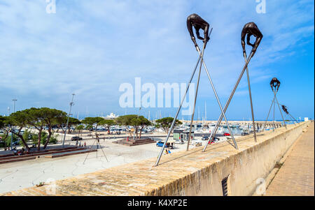 Antibes, Frankreich - Juli 01, 2016: Moderne kunst Skulpturen auf der Pre-des-pecheurs Esplanade in der Altstadt. Das Gebiet wurde im Jahr 2014 renoviert und ist Population Stockfoto