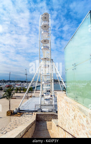 Antibes, Frankreich - Juli 01, 2016: Tag Aussicht auf Port Vauban und Grande roue in Antibes, Frankreich. Port Vauban ist die größte Marina im Mittelmeer Se Stockfoto