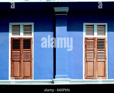 Traditionelle Singapur shop Haus außen mit braunen hölzerne Lamellenfensterläden und blauen Fassade im historischen Viertel Little India Stockfoto