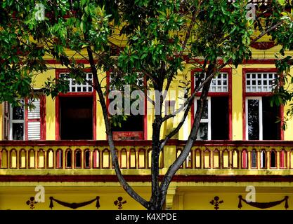 Traditionelle Singapur shop Haus außen mit Stein Balkon windows und hölzerne Lamellenfensterläden im historischen Viertel Little India Stockfoto