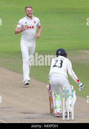 Essex bowler Jamie Porter feiert die wicket der Lancashire Haseeb Hameed (rechts) Während der Tag drei der Specsavers County Championship, Abteilung 1 Match im Emirates Old Trafford, Manchester. Stockfoto