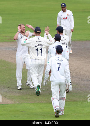 Jamie Porter, Bowler von Essex, feiert das Wicket von Haseeb Hameed in Lancashire, während des dritten Tages des Specsavers County Championship, Division 1 Match im Emirates Old Trafford, Manchester. Stockfoto