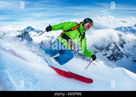 Markante Schuss von bunt bekleidet Freerider Ski Schnee-Welle. Stockfoto