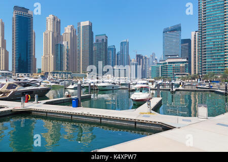 Dubai - die Promenade von Marina und die Yachten. Stockfoto