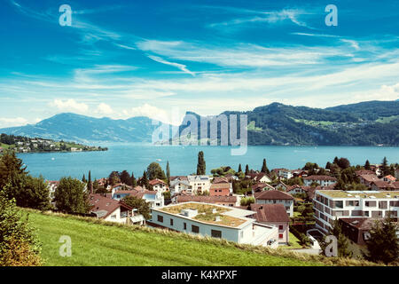 Foto des Vierwaldstättersees mit der Stadt Liestal, von oben. Stockfoto