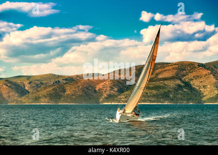 Segelboot Kreuzfahrt bei Sonnenuntergang vor der kroatischen Küste. Stockfoto