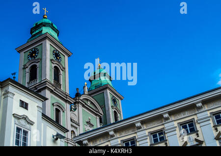 Alte Kirche in Linz, Österreich, mit einem Aqua, Blau Außenfassade. Ein Ort von Interesse und ein monumentales Stück Kunst und Architektur Stockfoto