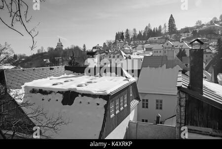 Banska Stiavnica - Slowakei - UNESCO-Denkmal - das Neue Schloss und die Dächer der Stadt im Winter Abend. Stockfoto