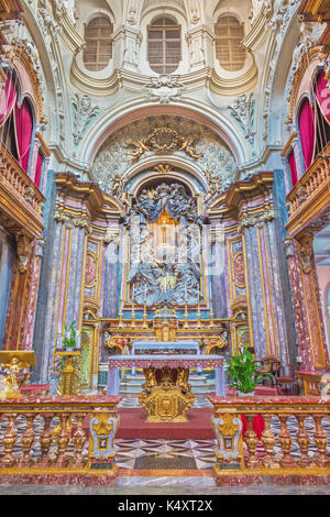 TURIN, Italien, 16. März 2017: Der Hauptaltar und das Pfarrhaus in der barocken Kirche Chiesa di Santa Maria di Piazza. Stockfoto