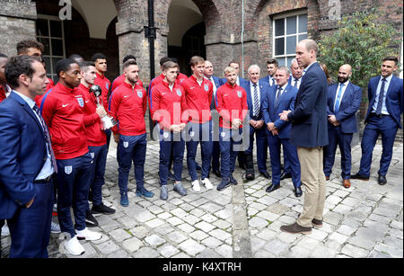 Der Herzog von Cambridge (3. rechts), Präsident des Fussballverbandes, Hosts einen Empfang für die Unter-20-England Fußball Team im Kensington Palace in London. Stockfoto