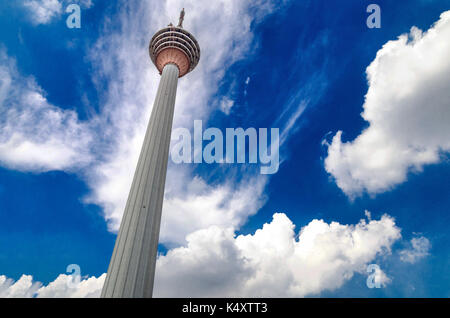 KUALA LUMPUR - 10. Mai: Kuala Lumpur Tower (Menara) am 18. Mai 2013 in Kuala Lumpur, Malaysia. Der Turm erreicht 421 m, die derzeit macht es die se Stockfoto