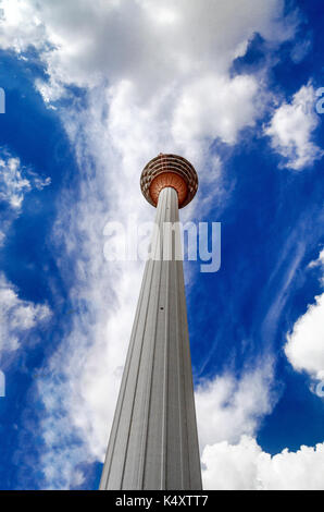 KUALA LUMPUR - 10. Mai: Kuala Lumpur Tower (Menara) am 18. Mai 2013 in Kuala Lumpur, Malaysia. Der Turm erreicht 421 m, die derzeit macht es die se Stockfoto