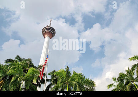 KUALA LUMPUR - 10. Mai: Kuala Lumpur Tower (Menara) am 18. Mai 2013 in Kuala Lumpur, Malaysia. Der Turm erreicht 421 m, die derzeit macht es die se Stockfoto