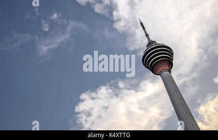 KUALA LUMPUR - 10. Mai: Kuala Lumpur Tower (Menara) am 18. Mai 2013 in Kuala Lumpur, Malaysia. Der Turm erreicht 421 m, die derzeit macht es die se Stockfoto