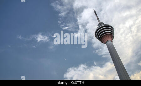 KUALA LUMPUR - 10. Mai: Kuala Lumpur Tower (Menara) am 18. Mai 2013 in Kuala Lumpur, Malaysia. Der Turm erreicht 421 m, die derzeit macht es die se Stockfoto